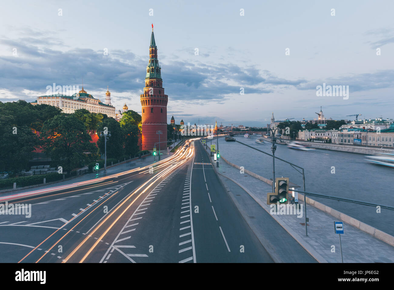 Vista al tramonto del Cremlino di Mosca da Bolshoy Kamenny Bridge, Mosca, Russia. Foto Stock