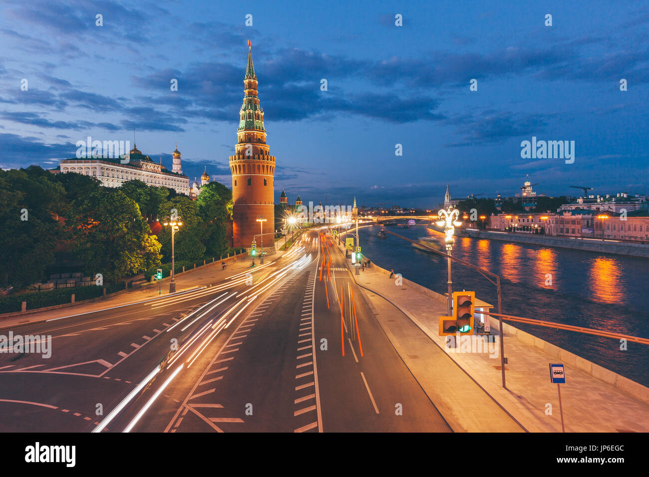 Bellissima vista del tramonto del Cremlino di Mosca da Bolshoy Kamenny Bridge, Mosca, Russia. Foto Stock