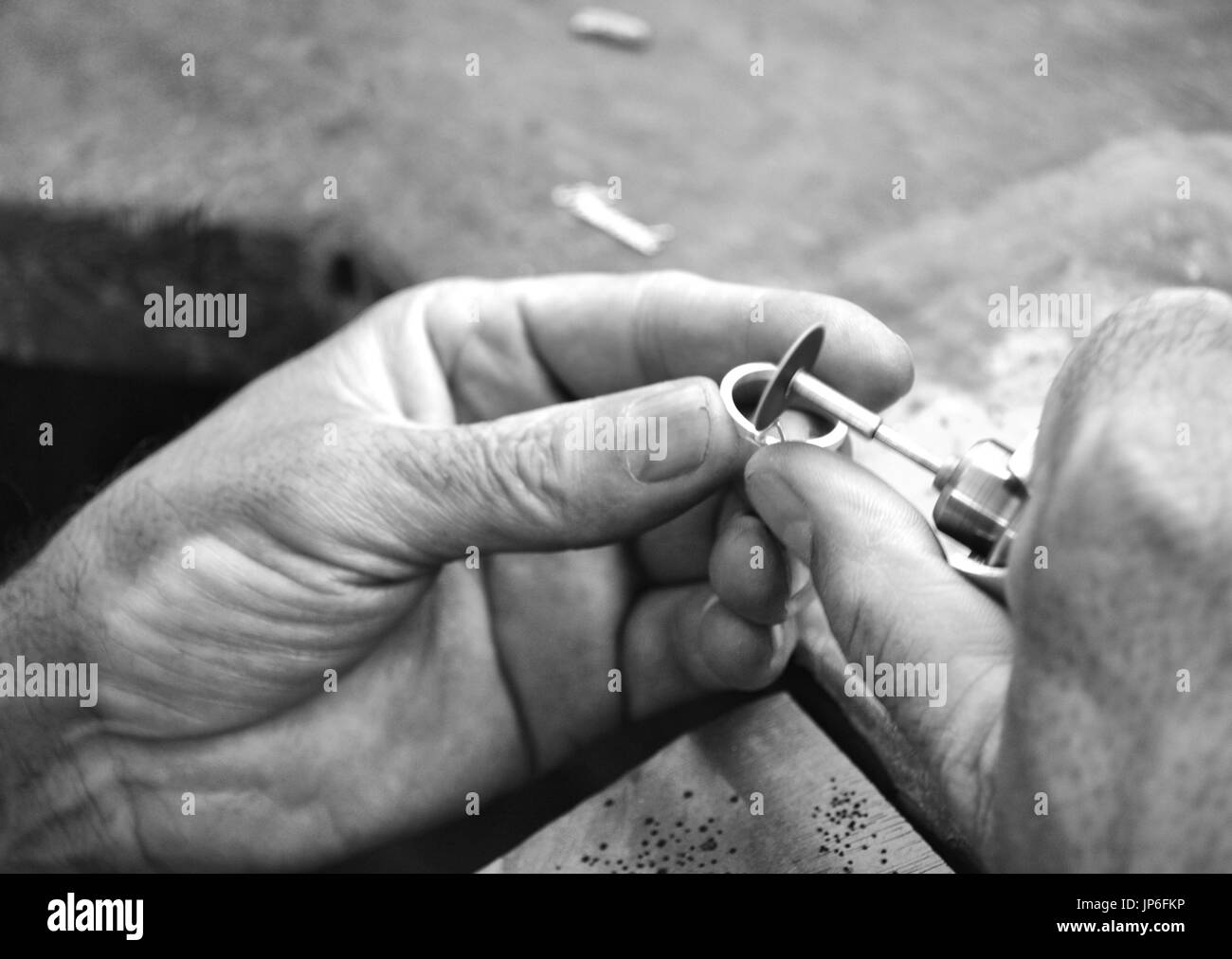 Goldsmith lavorando su un anello sul banco :: la fotografia in bianco e nero Foto Stock