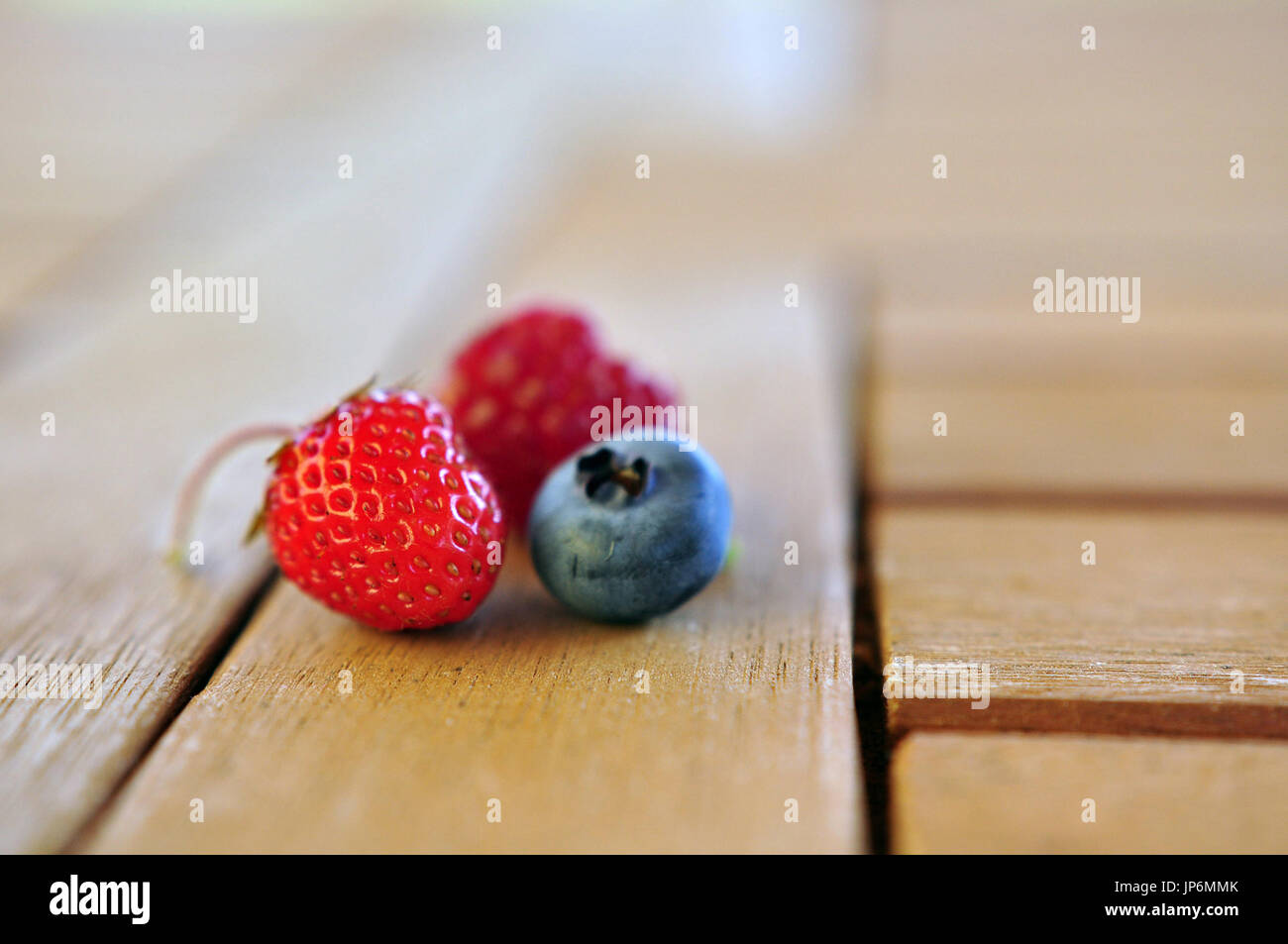 Fresco di frutti di bosco maturi sul tavolo, fragola, mirtillo, lampone Foto Stock Fresco di frutti di bosco maturi sul tavolo, fragola, mirtillo, lampone Foto Stock