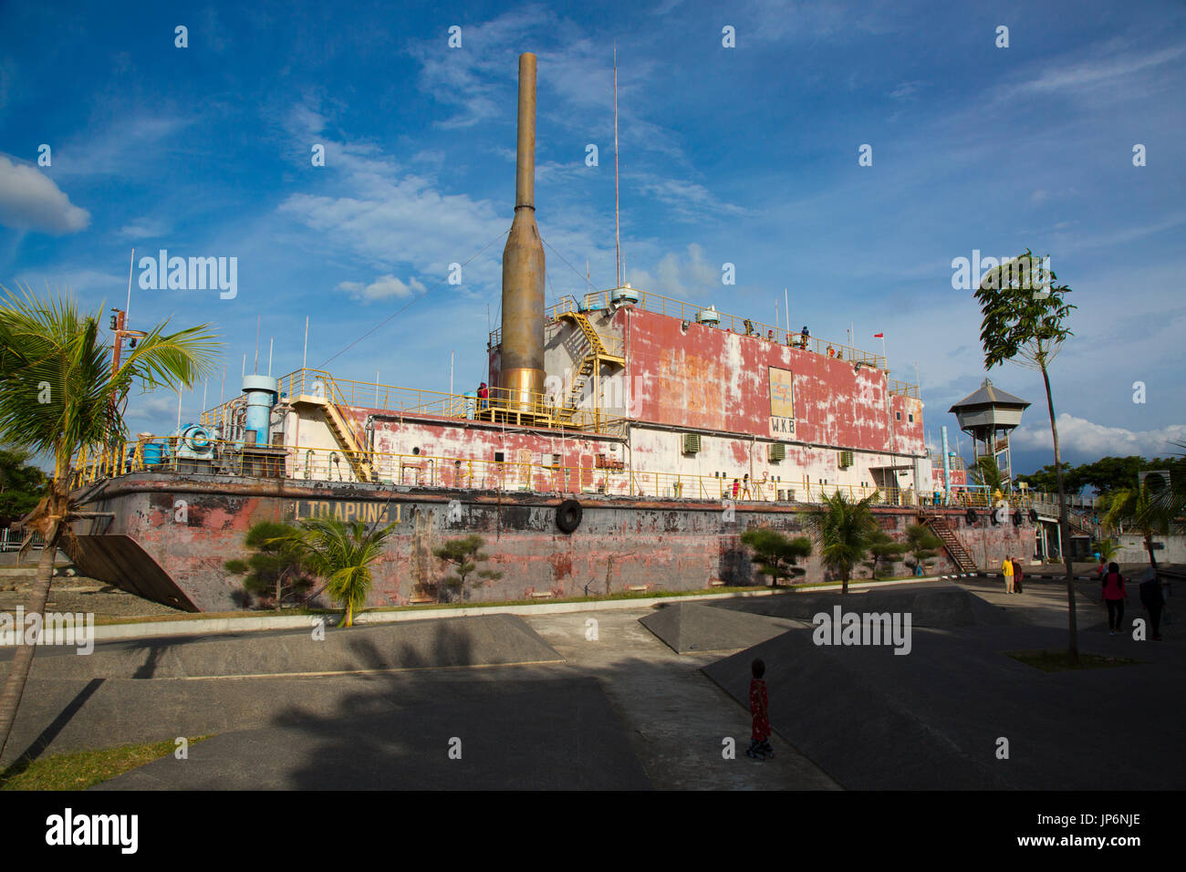 Persone esplorare il Apung generatore elettrico nave, spostata di diversi chilometri dallo tsunami a Banda Aceh, Indonesia Foto Stock