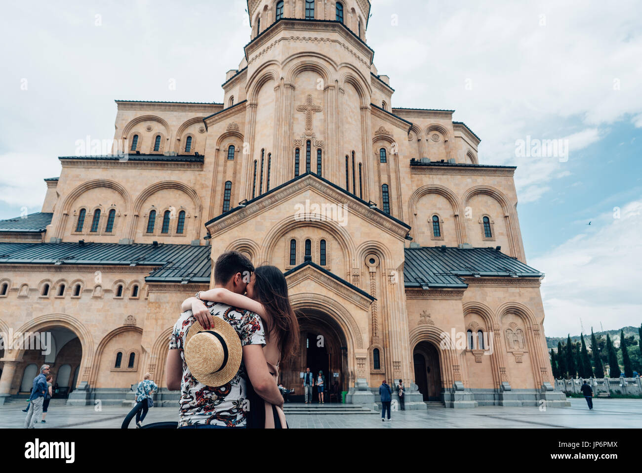 Coppia giovane in amore, avvolgente sulla strada. Foto Stock