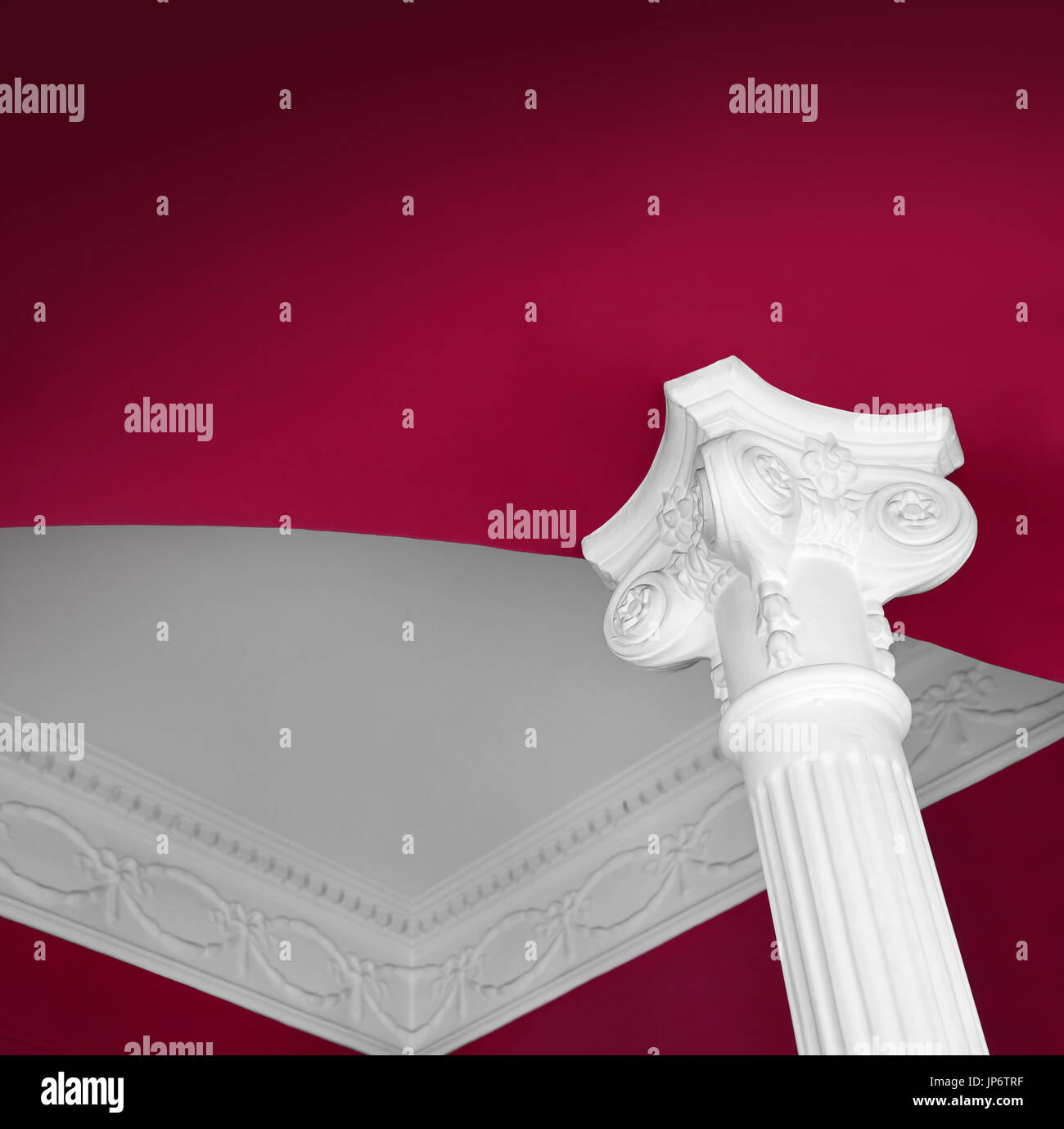 Classico bianco contro la colonna colore granato soffitto Foto Stock