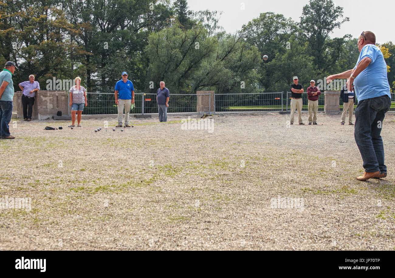 GRONINGEN, PAESI BASSI-agosto 20th: l uomo il gioco delle bocce presso il Martini Masters di Groningen nei Paesi Bassi sul ventesimo di Au Foto Stock