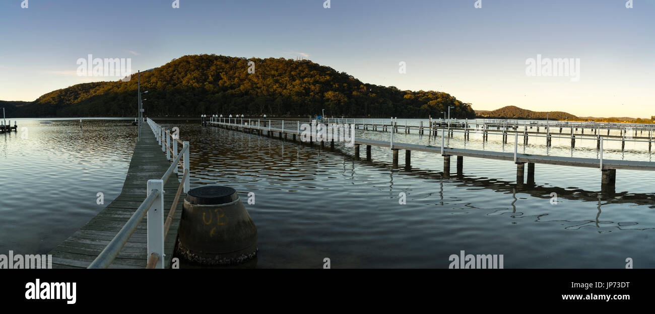 Il paesaggio al crepuscolo con pontili di acque di Brisbane, NSW, Australia Foto Stock