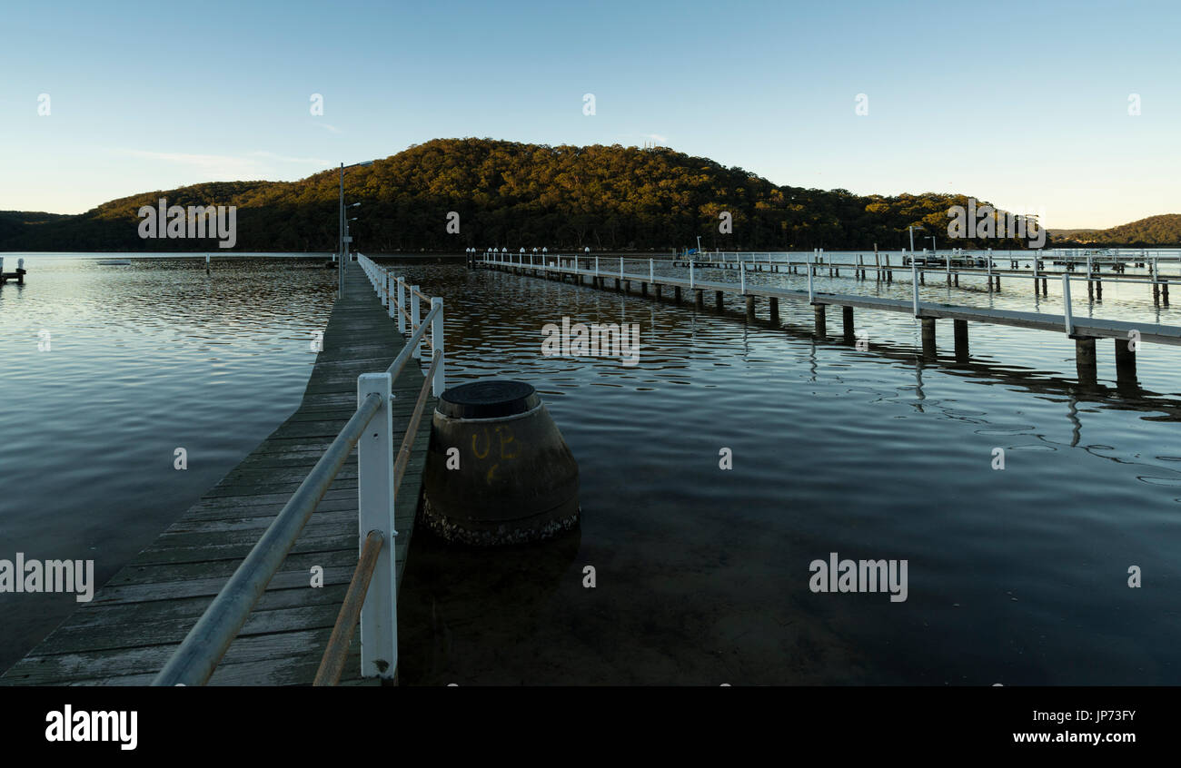 Il paesaggio al crepuscolo con pontili di acque di Brisbane, NSW, Australia Foto Stock