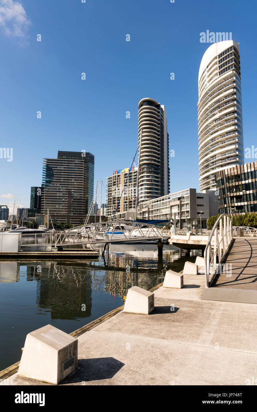 Docklands, Melbourne, Victoria, Australia. Waterfront edifici e marina, acqua e vetro scintillante di sole. Foto Stock