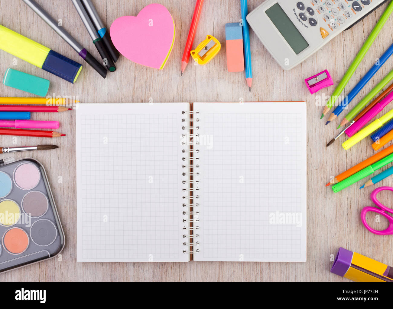 Vista dall'alto di aprire il notebook vuota sulla scrivania in legno con forniture scolastiche intorno a. Istruzione e creatività concetto Foto Stock