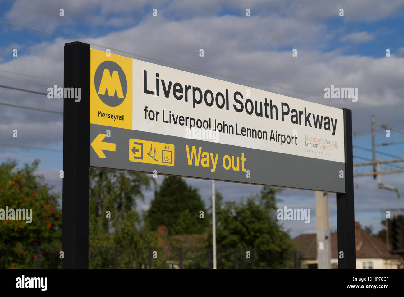 Liverpool South Parkway Railway Stazione Ferroviaria per l'Aeroporto John Lennon di Liverpool dalla curva di Halton treno da Chester Foto Stock
