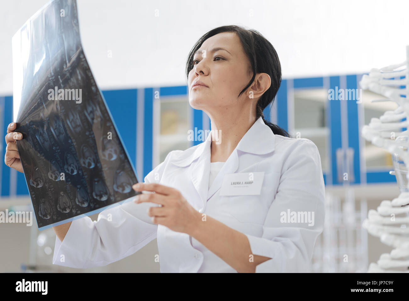 Intelligent abile medico esaminando un X ray foto Foto Stock