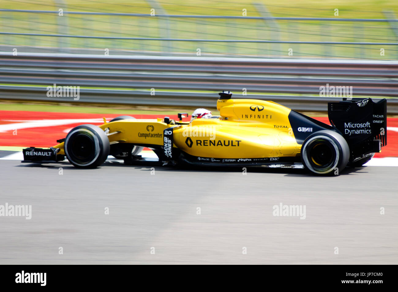 Alla prima curva del Silverstone Grand Prix circuito durante il 2016 British Grand Prix di Formula 1 Foto Stock