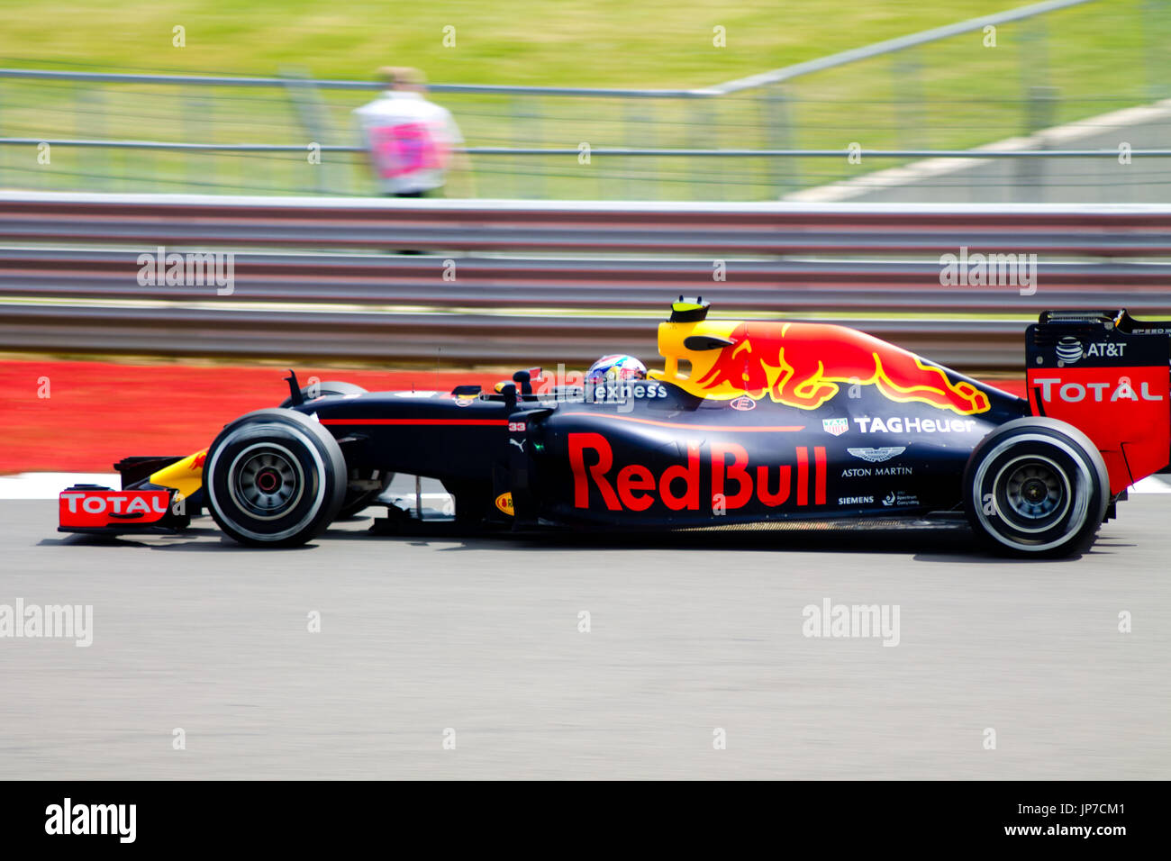 Red Bull al primo angolo del Silverstone Grand Prix circuito durante il 2016 British Grand Prix di Formula 1 Foto Stock