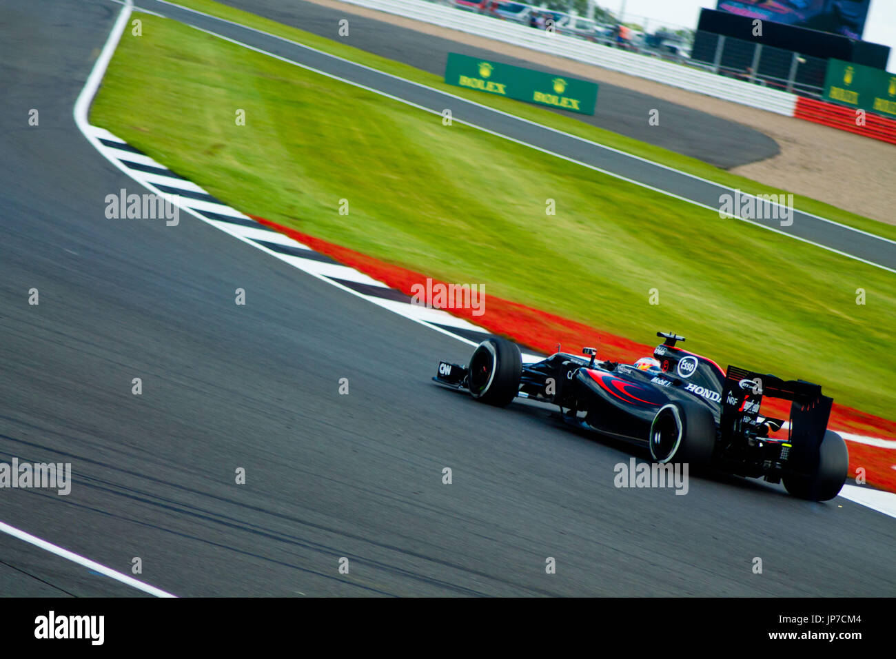 Alla prima curva del Silverstone Grand Prix circuito durante il 2016 British Grand Prix di Formula 1 Foto Stock