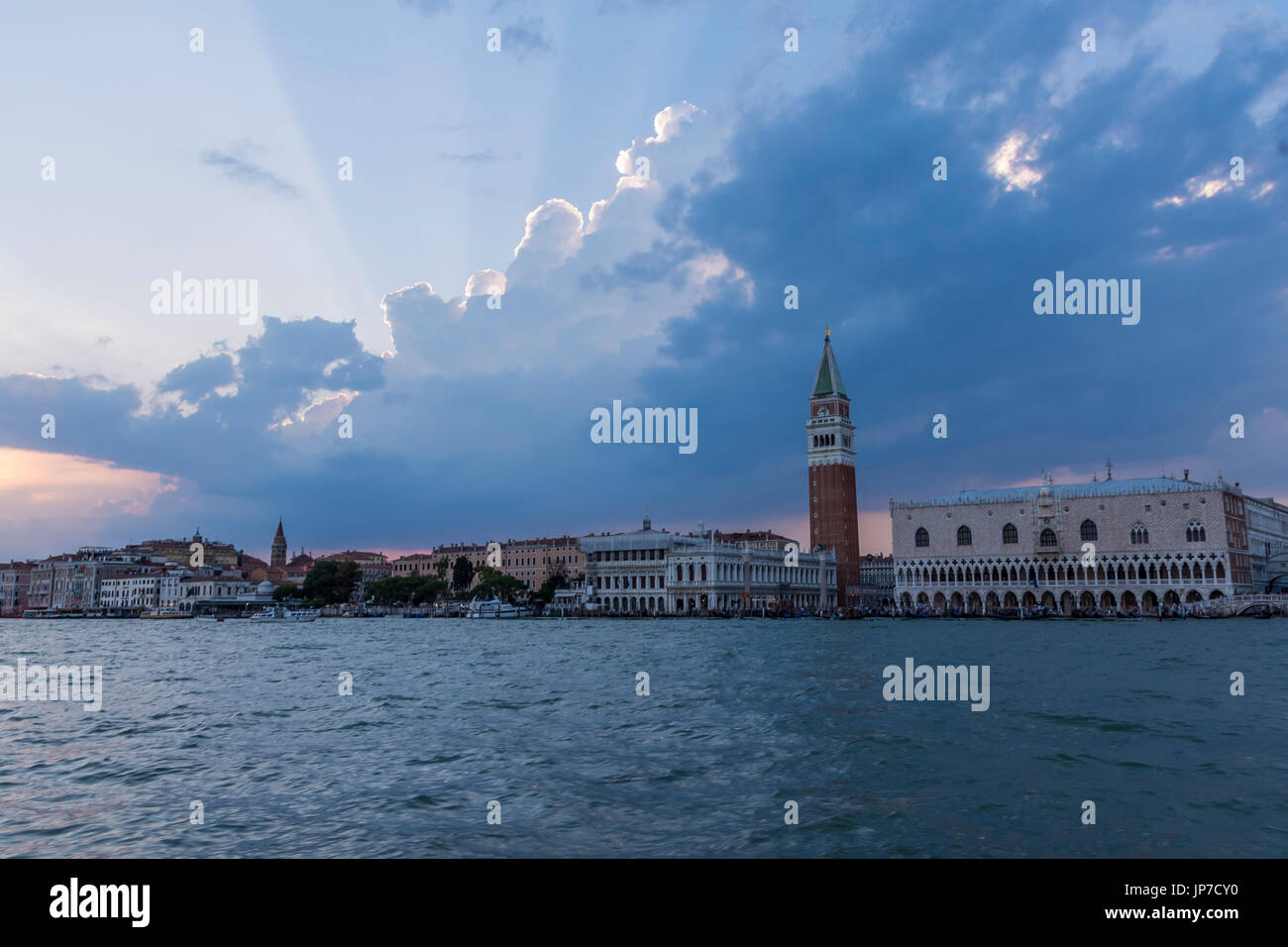 Venezia e cloud/formazione al tramonto Foto Stock