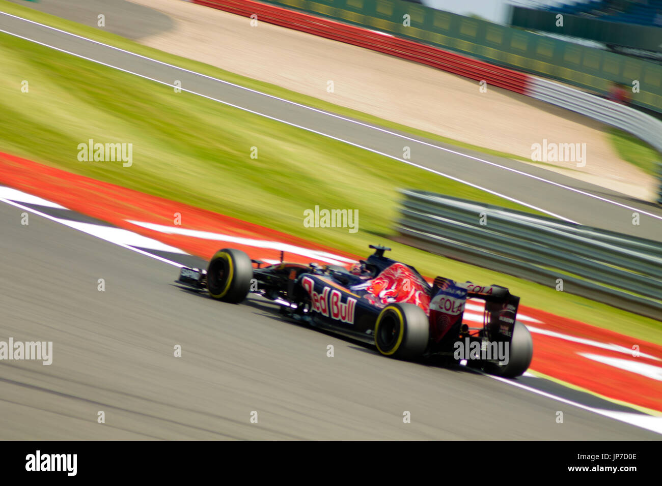 Alla prima curva del Silverstone Grand Prix circuito durante il 2016 British Grand Prix di Formula 1 Foto Stock