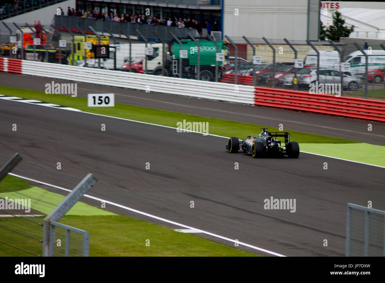 Nico Hulkenberg nel suo 2016 Force India F1 auto sulla gruccia diritta prima Luffield Foto Stock