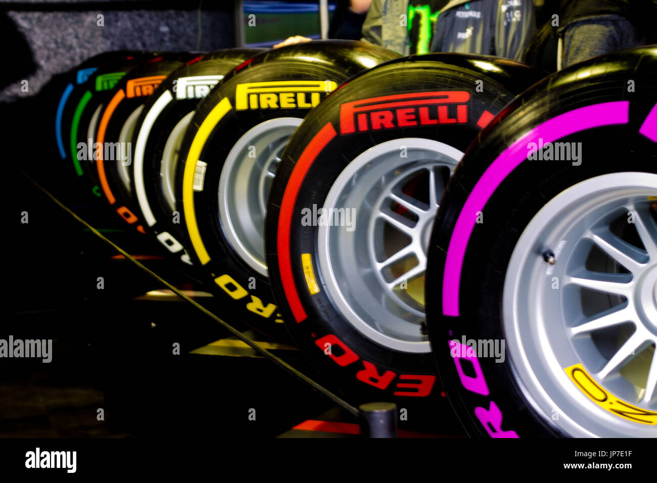 Pirelli - Pirelli visualizzare la loro tyer impostato per la completa 2016 Formula Uno Stagione al 2016 Formula 1 Gran Premio di Gran Bretagna Foto Stock