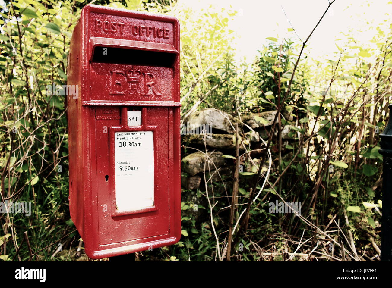 Un red letter box nel paese Foto Stock