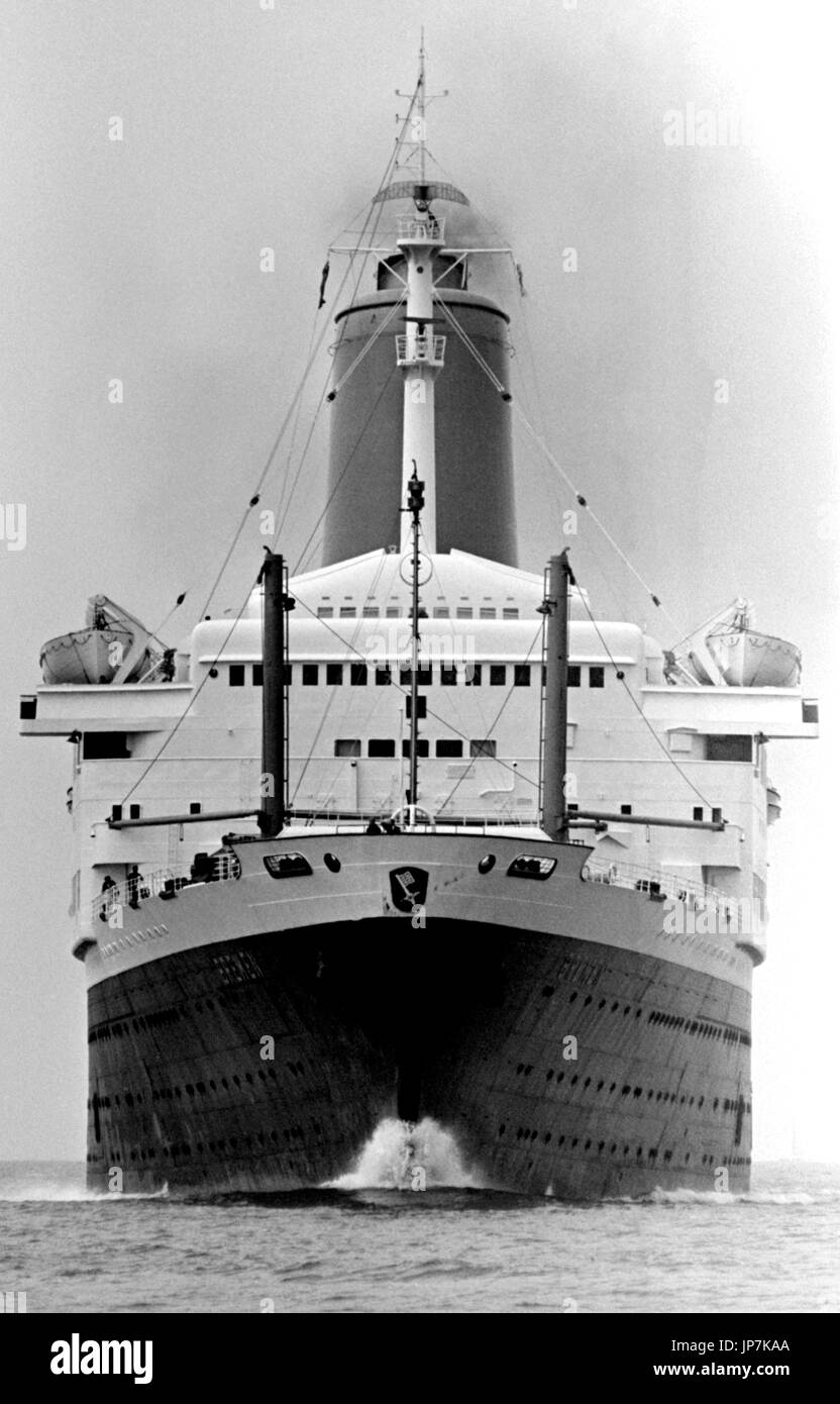 AJAXNETPHOTO. 11TH SETTEMBRE 1971. SOLENT, INGHILTERRA. - GERMAN LINER - IL BREMA (52.000 TONNELLATE) IN DIREZIONE DI SOUTHAMPTON CHE SI AVVICINA ALLA TORRE NAB. LA NAVE ERA ORIGINARIAMENTE LA NAVE FRANCESE PASTEUR, COSTRUITA NEL 1939. DIVENNE IL BREMA NEL 1957. PHOTO:JONATHAN EASTLAND/AJAX REF:357150 35 Foto Stock