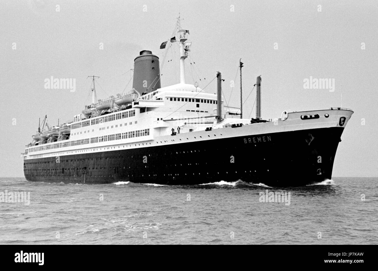 AJAXNETPHOTO. 11Settembre,1971. SOLENT, Inghilterra. - Camicia tedesca - la Bremen verso l'esterno legato da SOUTHAMPTON AVVICINANDO NAB torre. La nave era originariamente la camicia francese PASTEUR, costruito nel 1939. Divenne la Bremen nel 1957. Foto:JONATHAN EASTLAND/AJAX REF:357150 36A Foto Stock