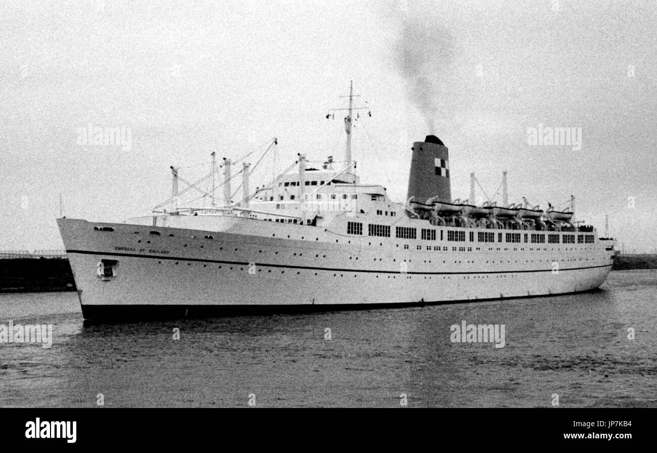 AJAXNETPHOTO. Ottobre, 1964. MONTREAL, Canada. - Imperatrice si diparte - Canadian Pacific NAVE PASSEGGERI Empress of England legato all'esterno. Foto:JONATHAN EASTLAND/AJAX REF:243601 6A Foto Stock