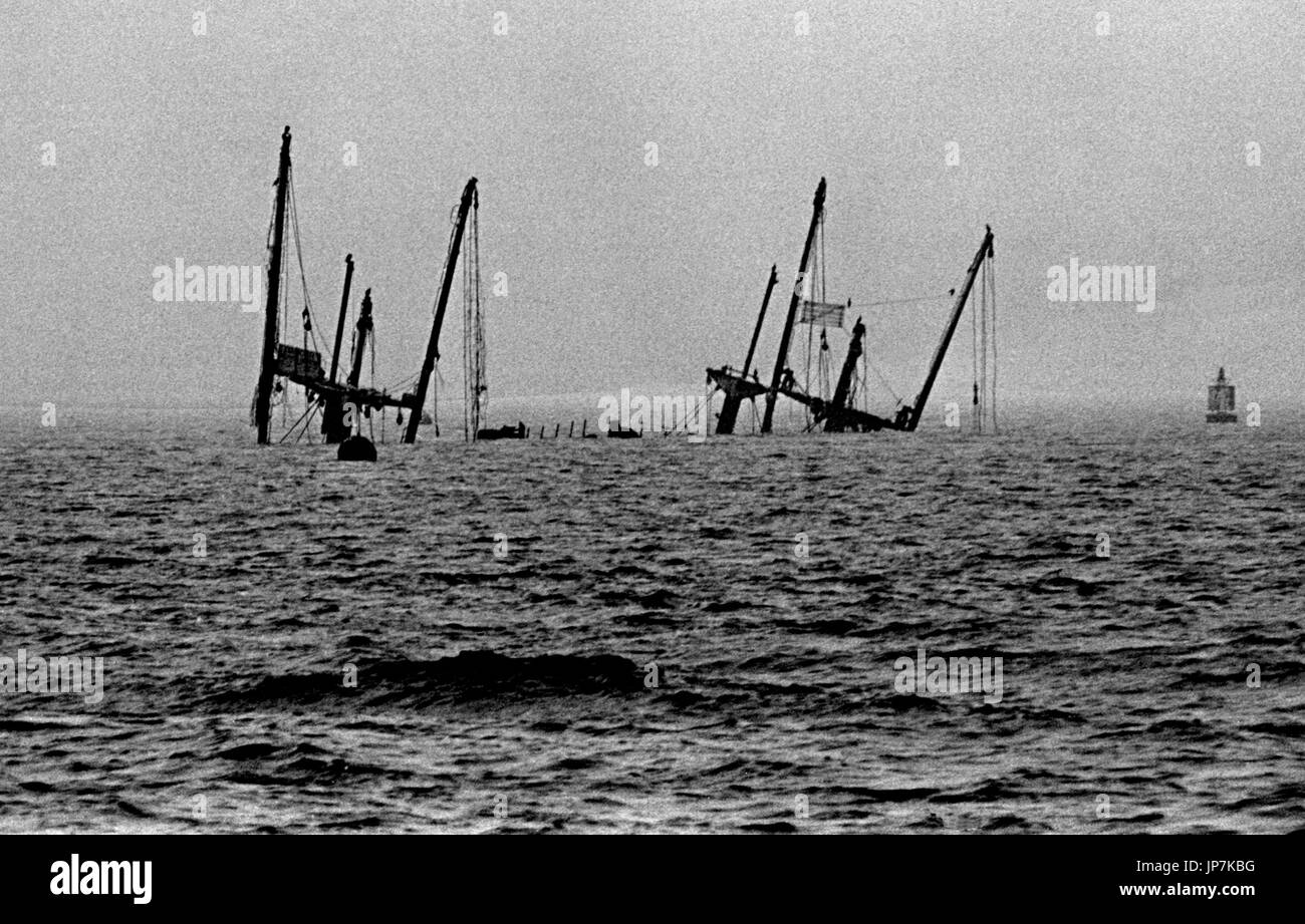 AJAXNETPHOTO. 31 Agosto, 1975. SHEERNESS, Inghilterra. - Bomba naufragio - Resti di II Guerra Mondiale americano nave LIBERTY S.S. RICHARD MONTGOMERY che affondò OFF SANDBANK NORE nell'estuario del Tamigi agosto 1944. Carico della Nave incluso più di 6000 tonnellate di munizioni. Foto:JONATHAN EASTLAND/AJAX REF:7531089 12 Foto Stock