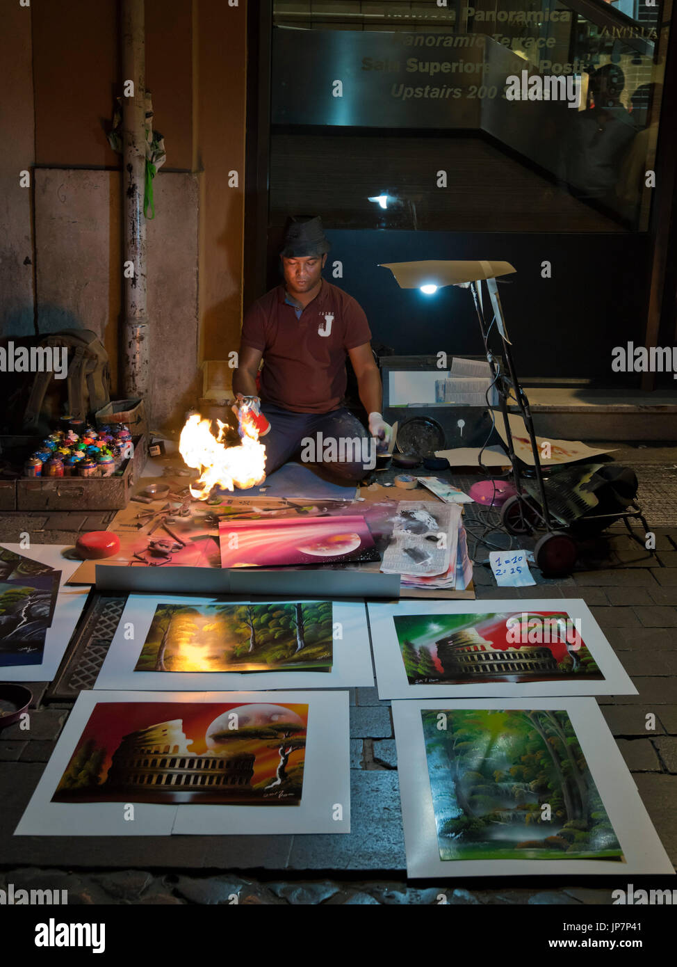 Ritratto verticale di un artista di strada a Roma di notte. Foto Stock