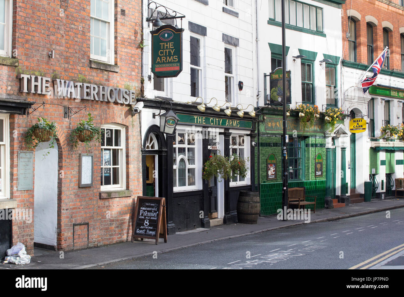 Raccolta di pub storici su Kennedy Street nel centro di Manchester Foto Stock