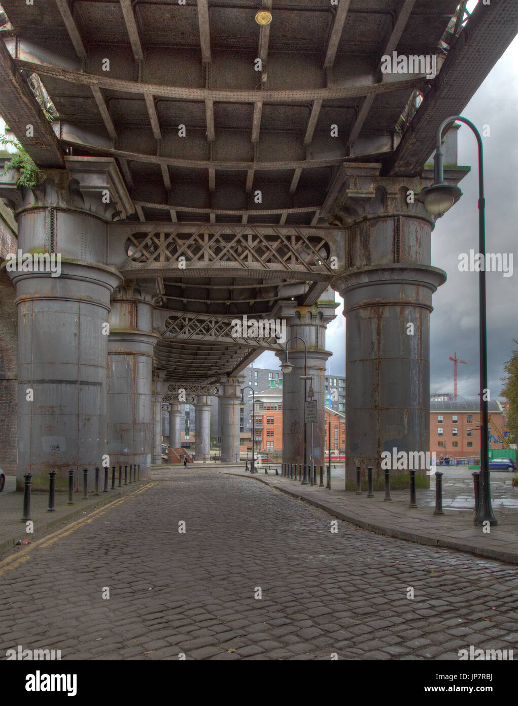 Sotto il grande storico acciaio vittoriano viadotto ferroviario in Manchester Foto Stock