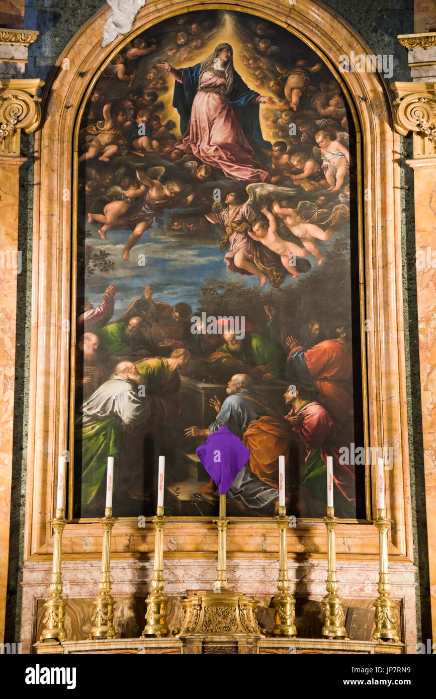 Chiudere verticale fino all'altare maggiore all'interno della Chiesa di San Luigi dei Francesi a Roma. Foto Stock