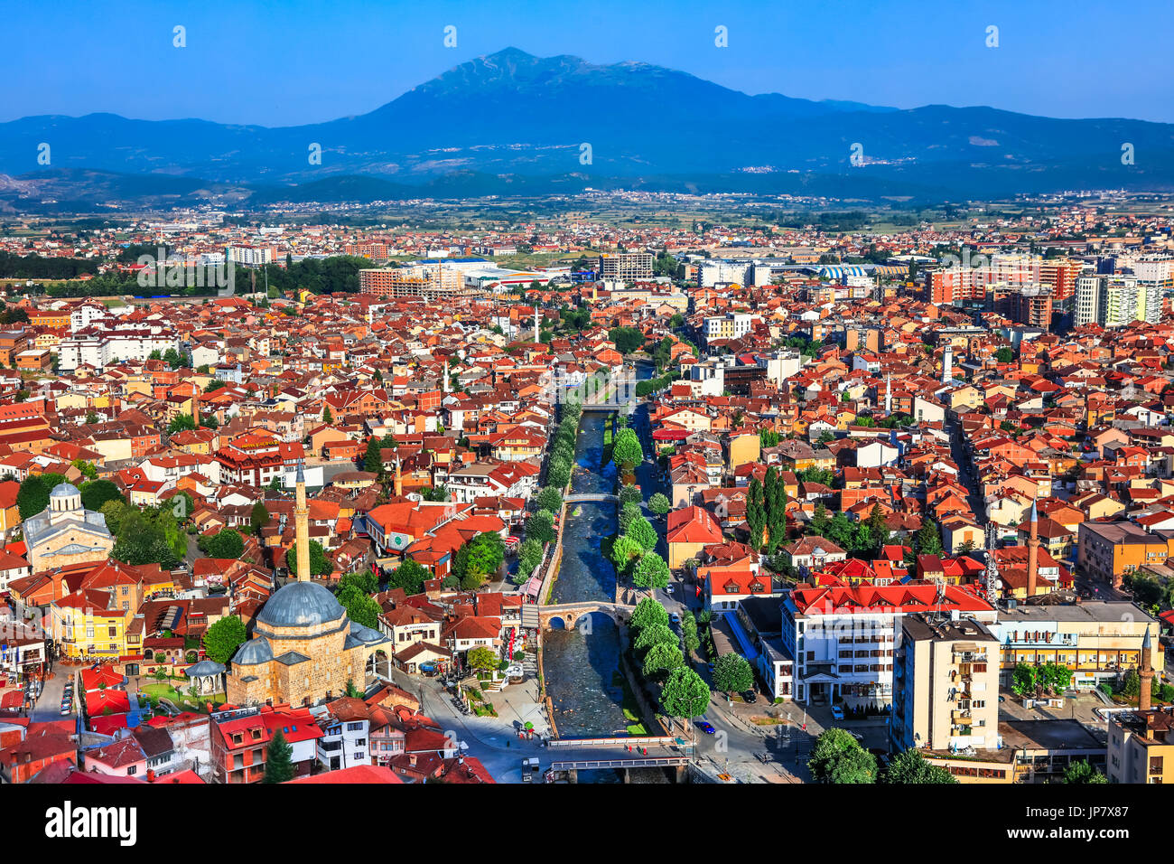 L'Europa, Kosovo, Prizren, città storica sulle banche di Prizren Bistrica river, Antenna Old town panorama con Sinan Pasha moschea ottomana, iconico punto di riferimento Foto Stock