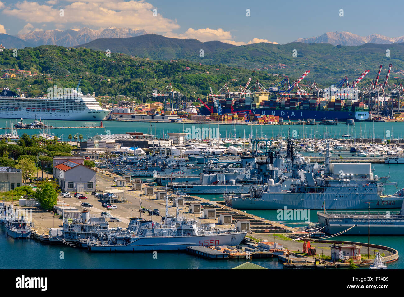 LA SPEZIA, Italia - 29 Aprile 2017 - Vista del porto di La Spezia con barche e dei monti all'orizzonte. Foto Stock