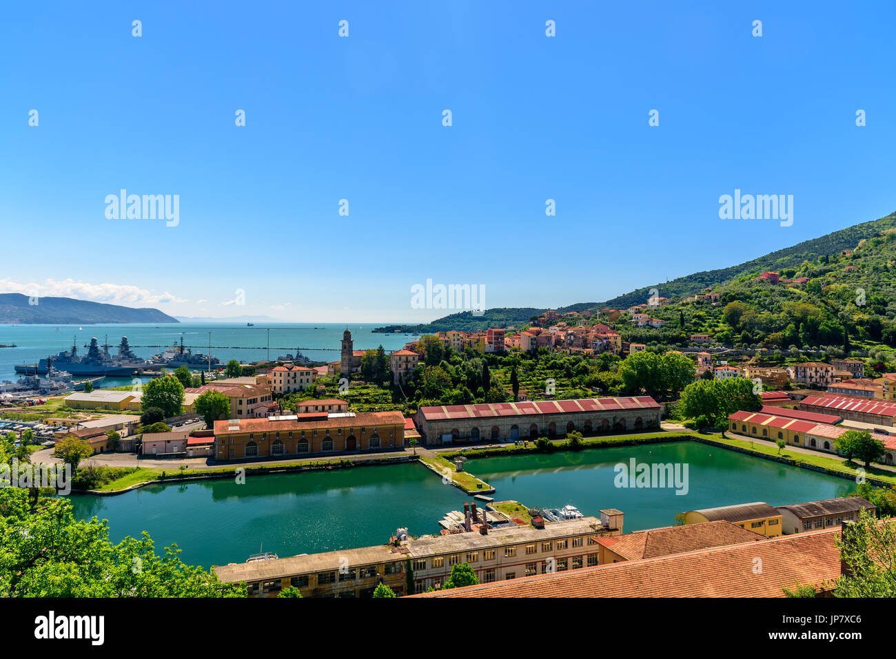 LA SPEZIA, Italia - 29 Aprile 2017 - Vista del porto di La Spezia con barche e dei monti all'orizzonte. Foto Stock