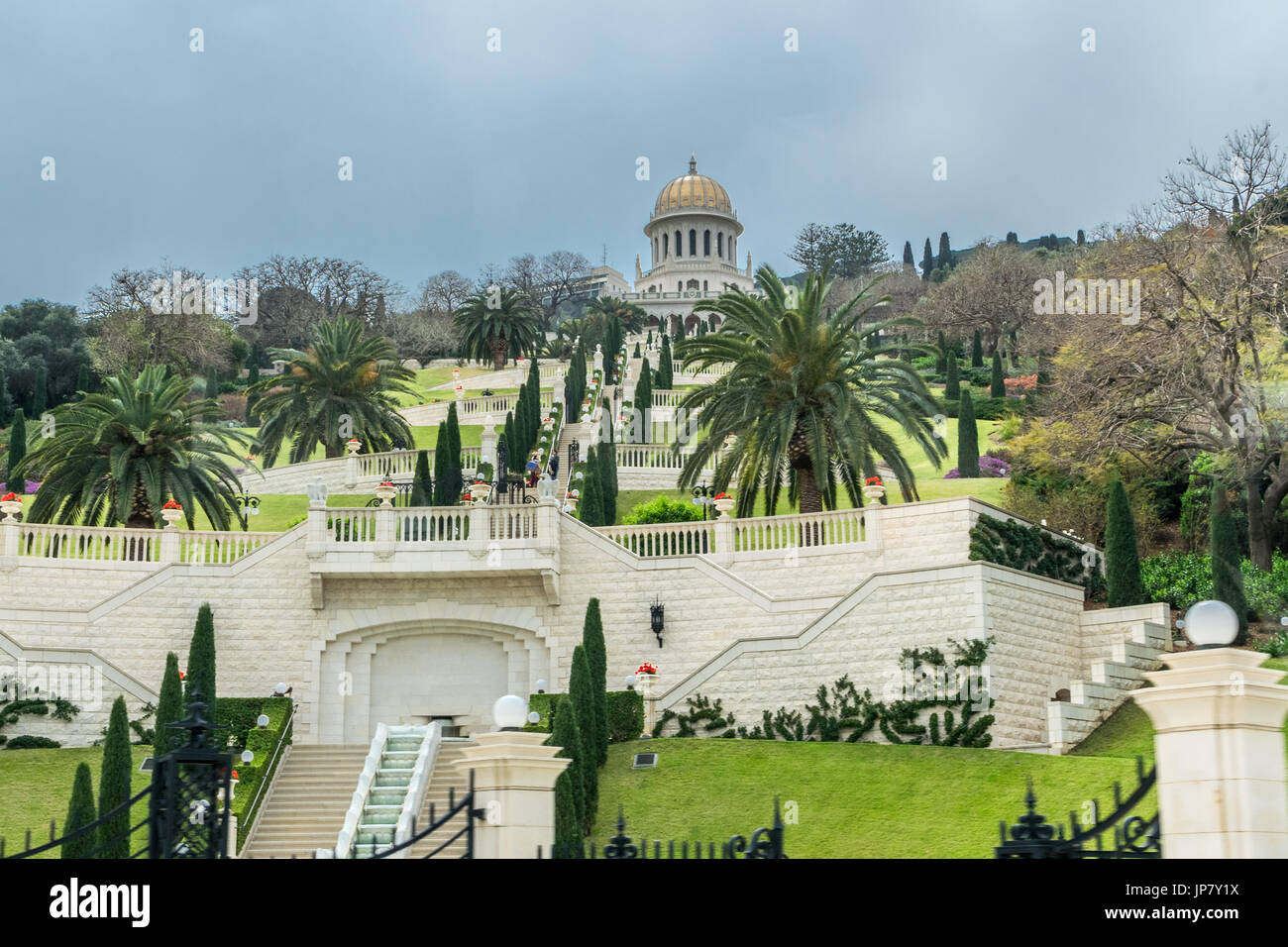 Le scale che portano al Santuario di Bab da destra Foto Stock