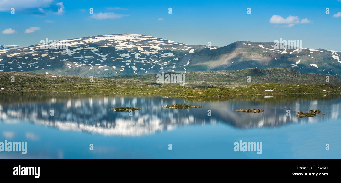 Scenic mountain riflessione con calma del lago alla luminosa giornata estiva in Abisko, Svezia Foto Stock