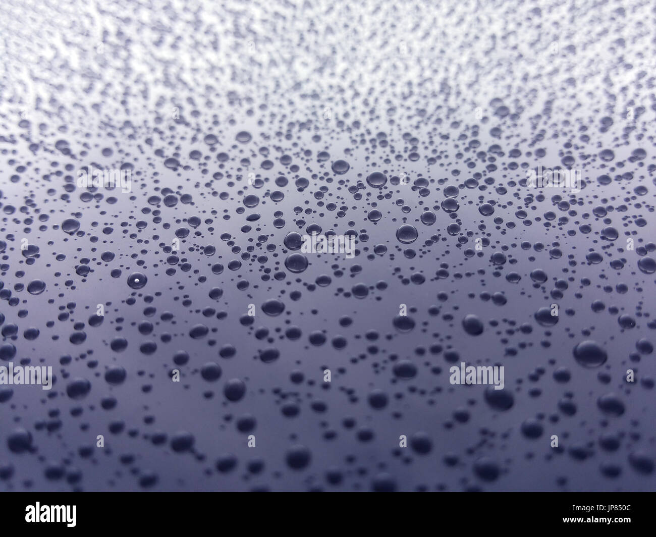 Goccia Blu acqua sul vetro Foto Stock