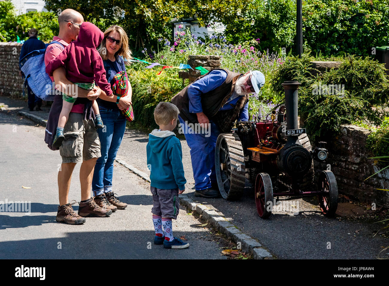 Una famiglia in cerca di un vapore motore di trazione, Fulking, Sussex, Regno Unito Foto Stock