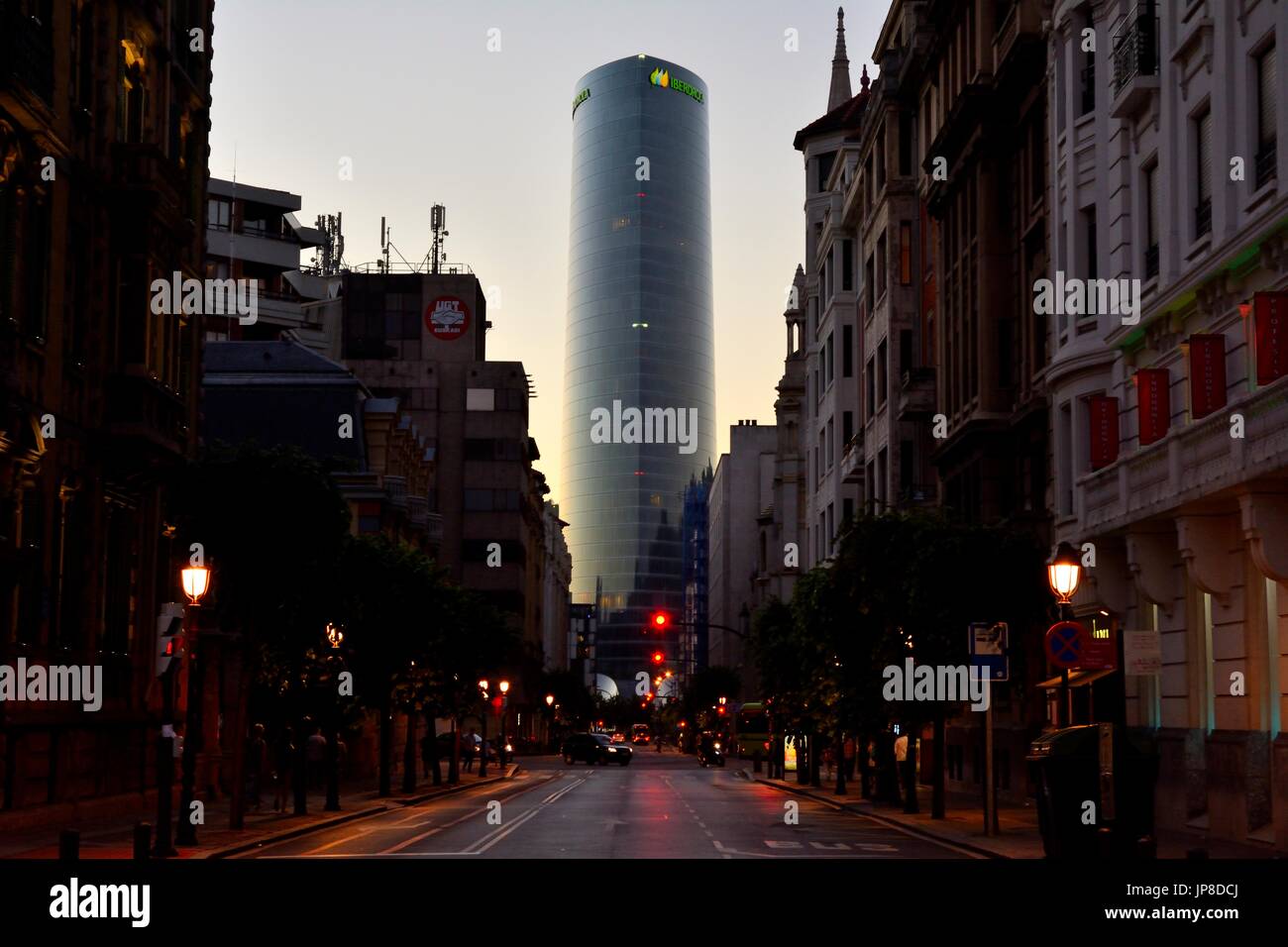Foto scattata di notte, da Plaza Moyua, in direzione della torre Iberdrola, è possibile vedere la strada che unisce entrambi.foto tomada de noche Foto Stock