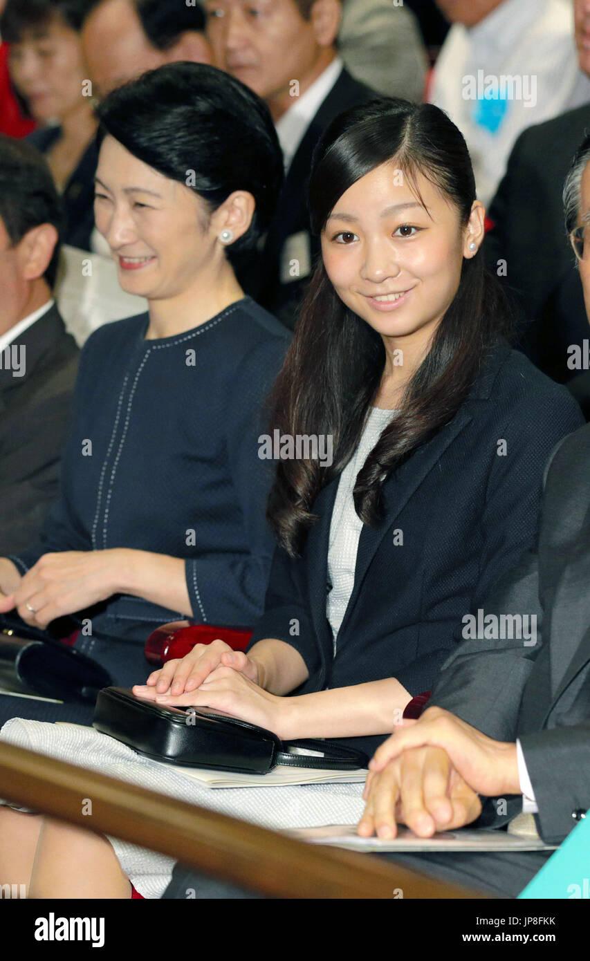 La principessa Kiko (L) e seconda figlia, la principessa Kako, frequentare un national high school sign language contest di Tokyo il 29 agosto, 2015. La principessa Kiko è la moglie del principe Akishino, seconda in linea al trono imperiale. (Piscina Foto di Asahi Shimbun) (Kyodo) ==Kyodo Foto Stock