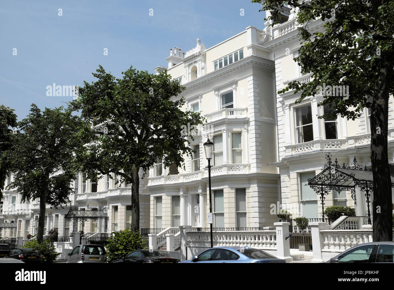 Fila di lusso di case a schiera a Holland Park, West London W11 REGNO UNITO KATHY DEWITT Foto Stock
