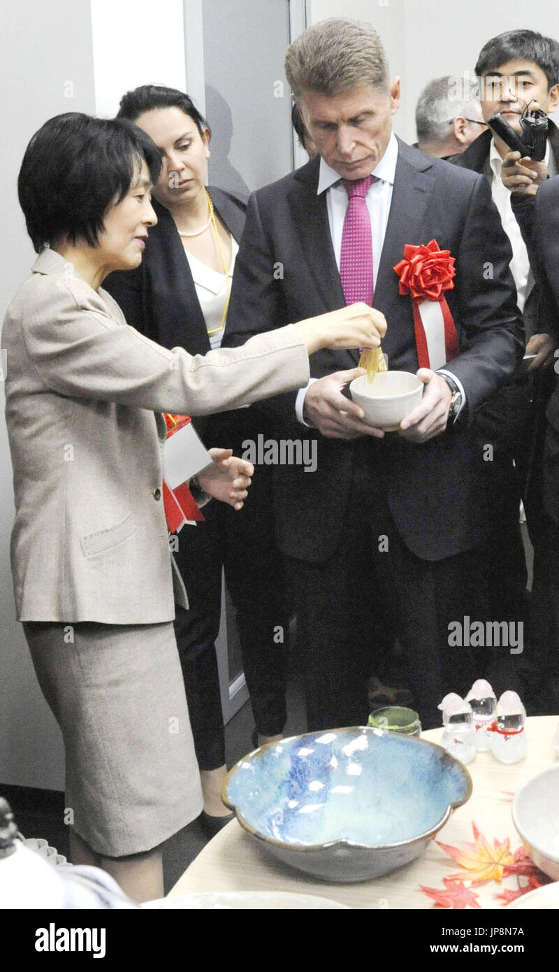 Hokkaido Gov. Harumi Takahashi (L) spiega a ott. 23, 2015, circa le merci prodotte in Giappone il più settentrionale della principale isola di Oleg Kozhemyako (R), il governatore dell'estremo oriente russo provincia di Sakhalin, presso il "Centro di Hokkaido' completato nel capitale di Sakhalin di Yuzhno-Sakhalinsk. Il centro è stato costruito da una joint venture comprendente nove società basata in Hokkaido con lo scopo di aiutare le imprese locali passate in Russia. (Kyodo) ==Kyodo Foto Stock
