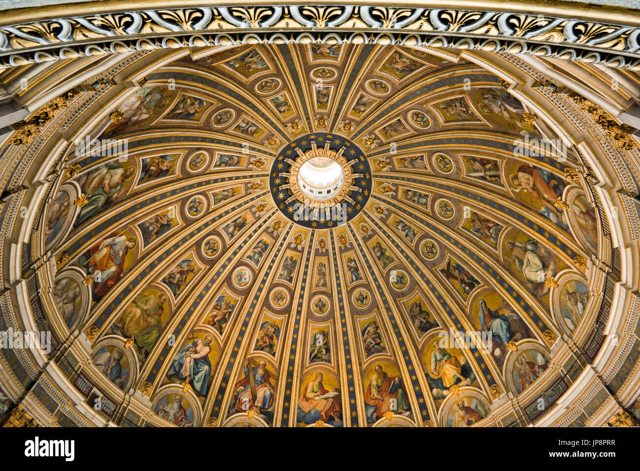 Orizzontale fino in prossimità della cupola michelangiolesca all'interno della Basilica di San Pietro in Vaticano a Roma. Foto Stock