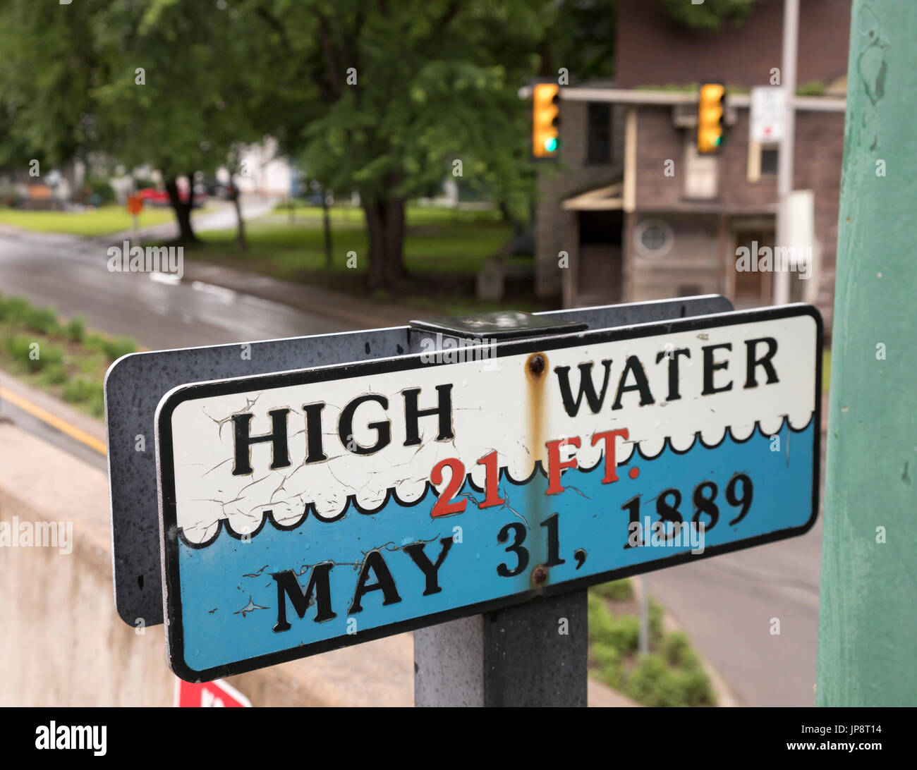 Johnstown, Pennsylvania - Un indicatore mostra il livello di acqua alta del 1889 Johnstown Flood. Più di duemila persone sono state uccise quando una diga di monte bro Foto Stock