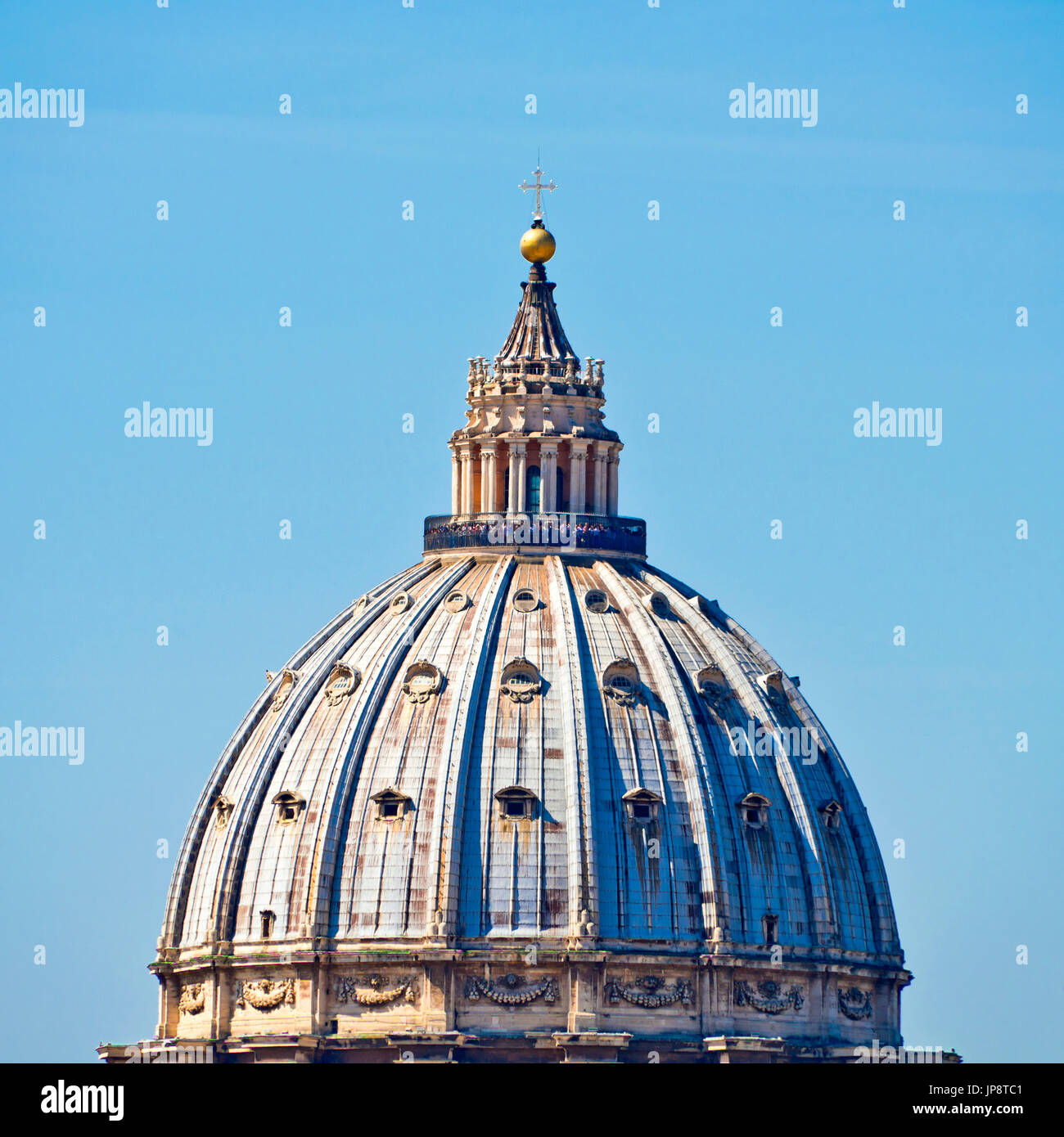 Vista sulla piazza della galleria di visualizzazione sul lato superiore della Basilica di San Pietro in Roma. Foto Stock