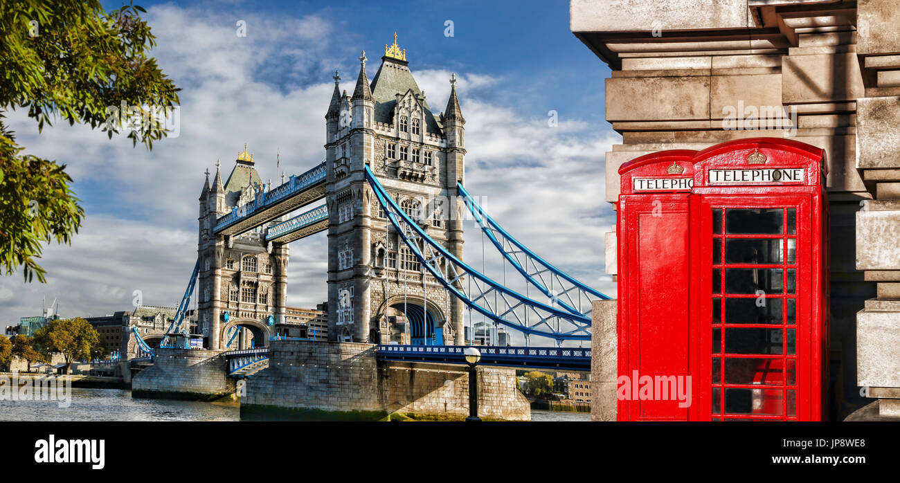 Il Tower Bridge con red cabine telefoniche a Londra, Inghilterra, Regno Unito Foto Stock