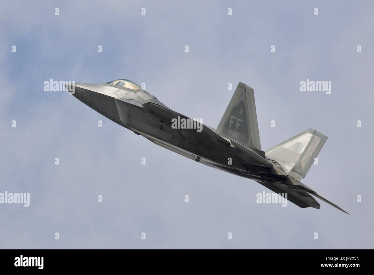 US Air Force F-22 Raptor eseguire una routine impressionante al 2017 Royal International Air Tattoo Foto Stock