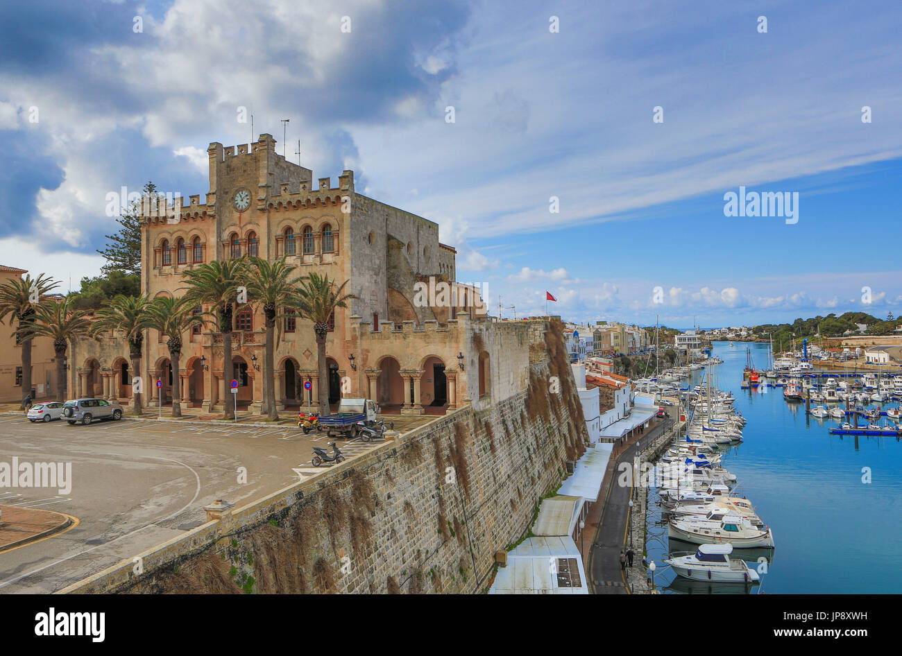 Spagna Isole Baleari, Minorca, Ciutadella City, municipio edificio, e Ciutadella Porto Foto Stock