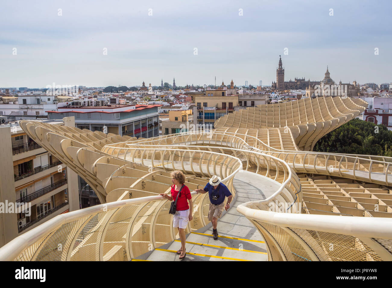 Spagna, Andalusia regione, città di Siviglia, Encarnacion Square, Metropol Parasol noto come 'Las Setas', Torre Giralda Foto Stock