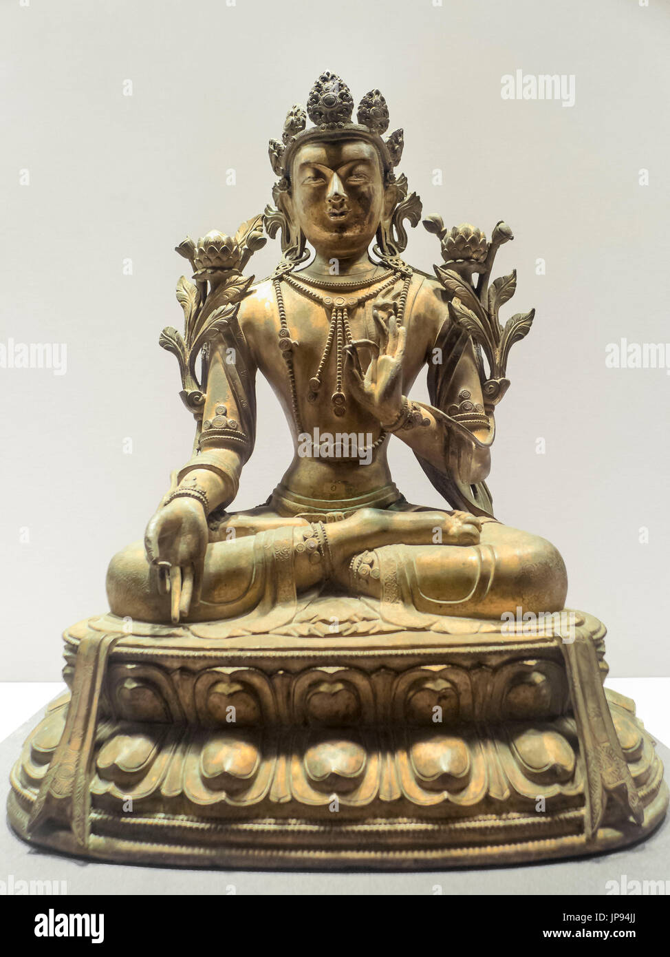 Statua di uno degli otto grandi Bodhisattvas, nel Periodo Qianlong, Dinastia Qing (1736 - 1795 AD) Il museo di capitale a Pechino, Cina Foto Stock