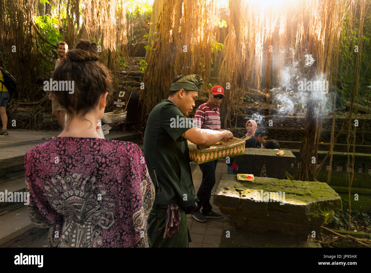 Bali, Indonesia - Luglio 04, 2017 Il tradizionale Balinese esegue l'uomo religioso indù nel rituale sacro Santuario della Foresta delle Scimmie Ubud Bali Indonesia e Foto Stock